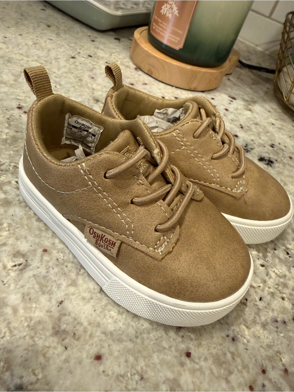 OshKosh B'gosh Kids size 4: Tan Sneakers